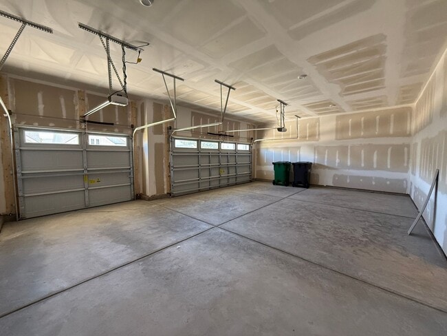 Building Photo - Beautiful 4 Bedroom Single Family Home