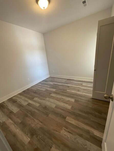 Building Photo - 5480 Colburn Ct E