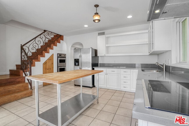 Building Photo - 449 N Sweetzer Ave