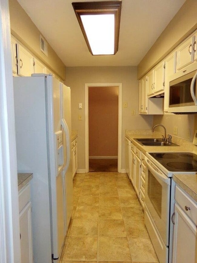 Building Photo - 376 Merrimac Trail