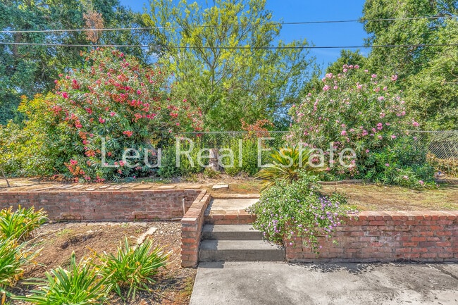 Building Photo - 6640 S Land Park Dr