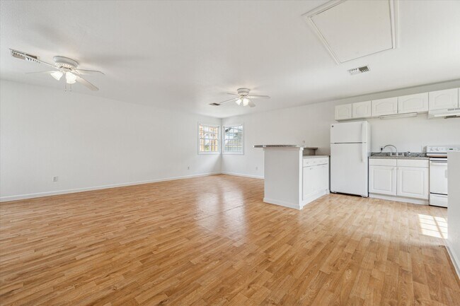 Building Photo - 208 E 12th St