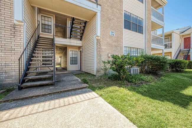Building Photo - 2750 Holly Hall St