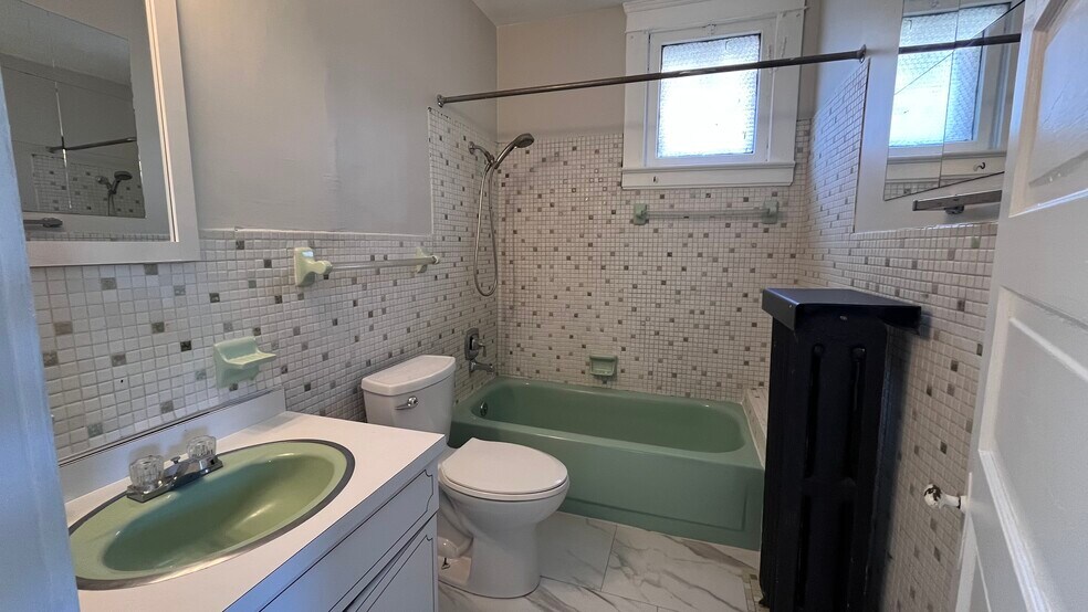 Building Photo - 3550 E 149th St
