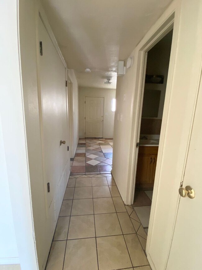 Building Photo - Nice two bedroom close to NMSU!