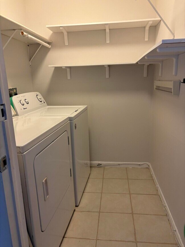 Building Photo - 489 Flanders Dr
