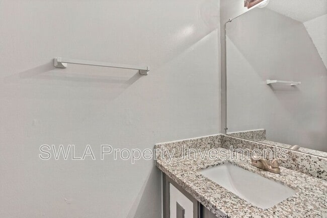 Building Photo - 3221 Ryan St