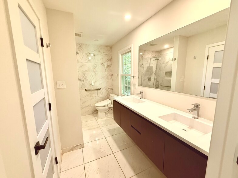 Main floor primary bath - 9248 Wood Glade Dr