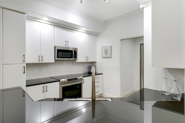 Building Photo - 801 S Olive Ave