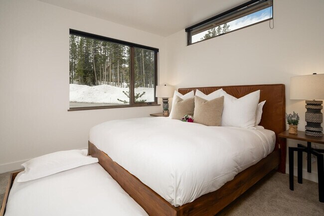 Building Photo - 6 Silver Peaks Dr