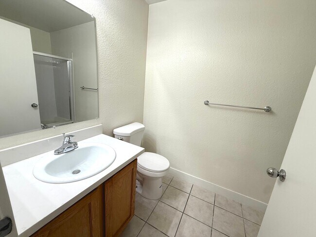 Building Photo - SPACIOUS 2BED/2BATH CONDO * FIRST FLOOR UNIT*