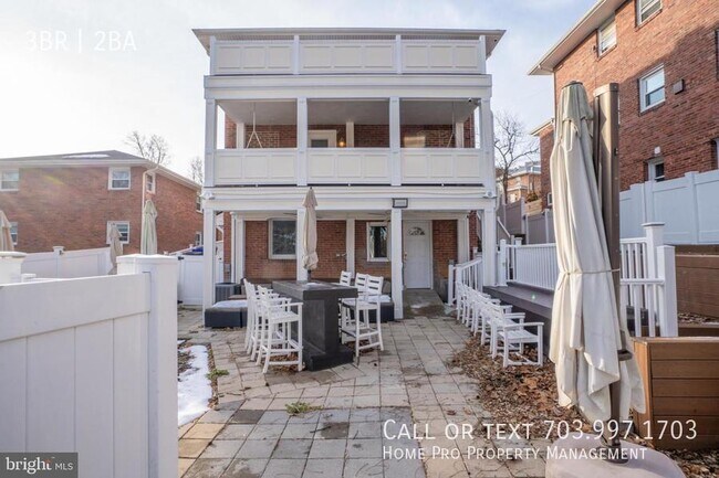 Building Photo - Arlington dulpex, top unit w/bacony overlo...