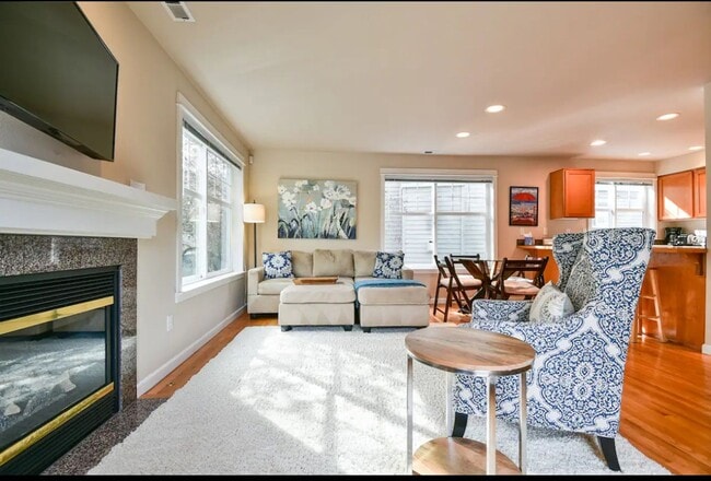 Building Photo - Stylish Craftsman-Flex Lease Term