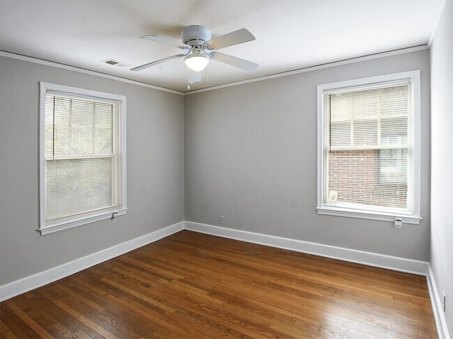 Building Photo - DARLING UPDATED 2 bed, 1 bath with updated appliances in HIGH POINT TERRACE