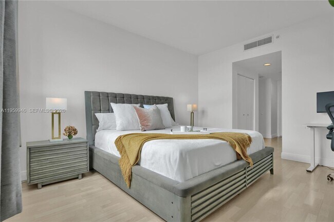 Building Photo - 2475 Brickell Ave