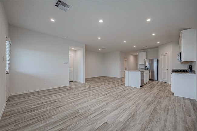Building Photo - 5034 Balcolm Dr