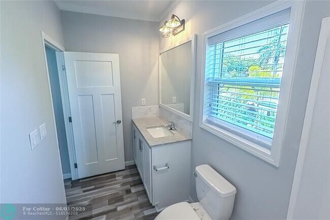 Building Photo - 1757 12th Ct N