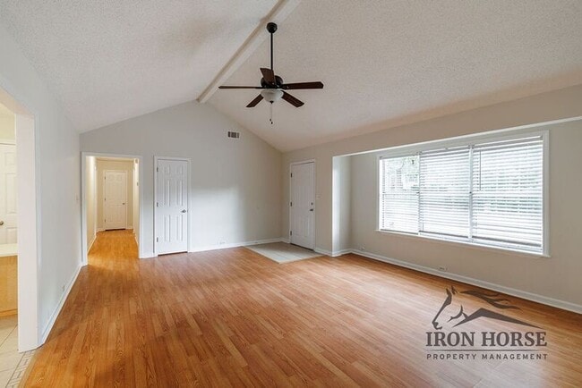 Building Photo - 335 Oak Meadows Dr