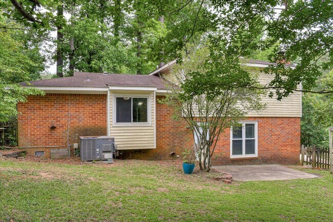 Building Photo - 303 Meadowlake Dr