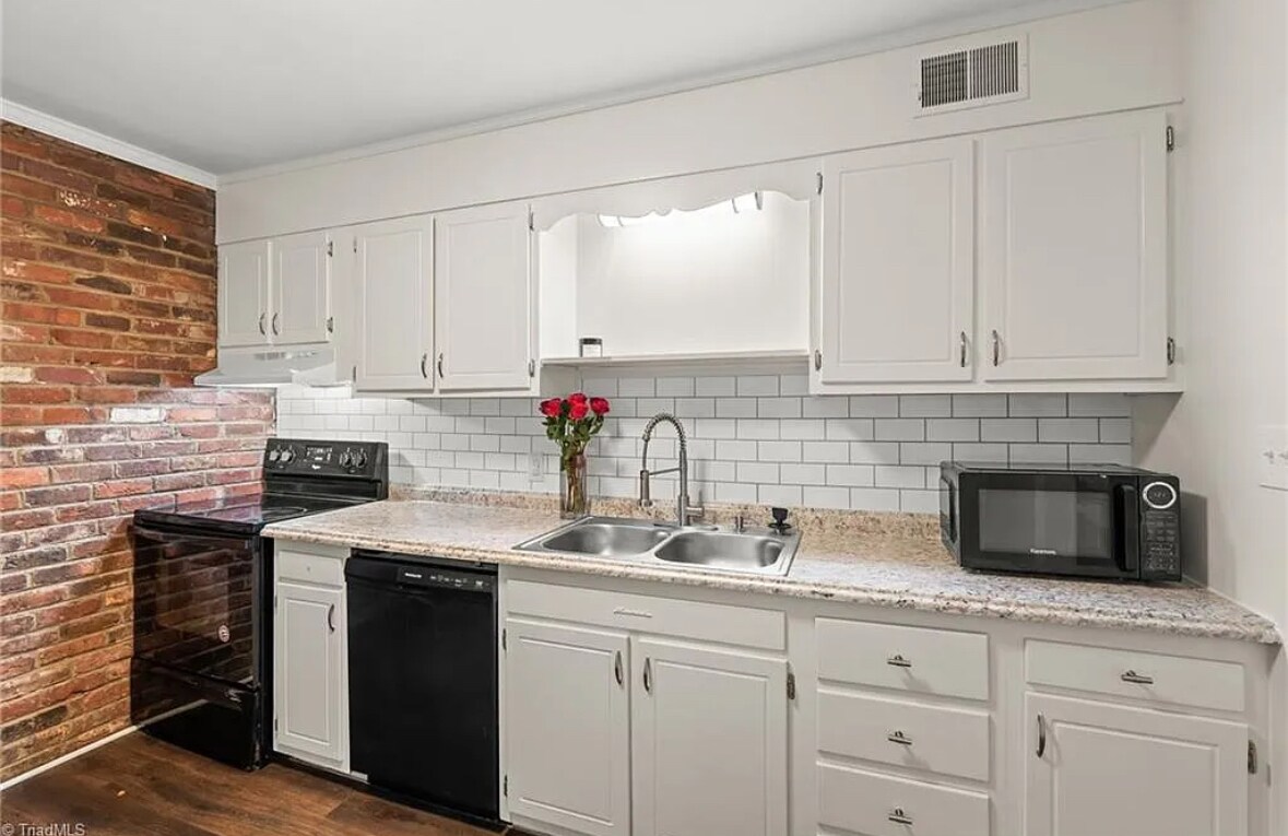 Building Photo - 372 S Cherry St