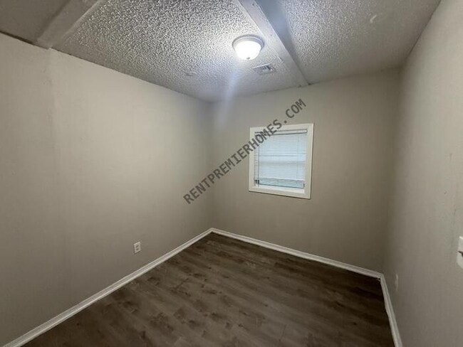 Building Photo - 1110 W Birmingham Pl