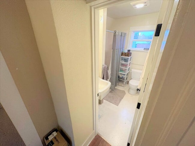 Building Photo - Monroe & 23rd St. Big 6 Bed 2 bath Home