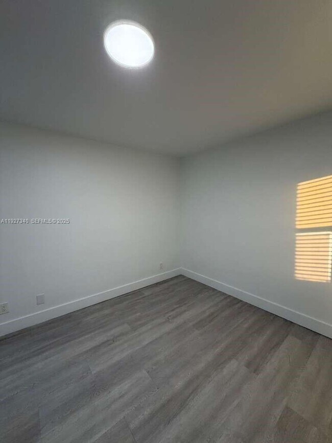 Building Photo - 10020 Winding Lake Rd