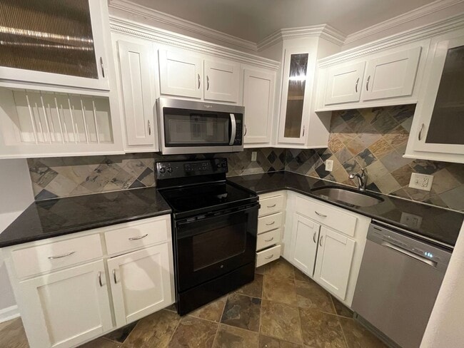 Building Photo - STUDIO APARTMENT LEASING AUGUST 9TH 2026! 1/2 DEPOSIT SPECIAL