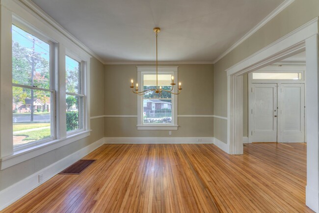 Building Photo - Crosstown home - rent reduced plus 1/2 off...