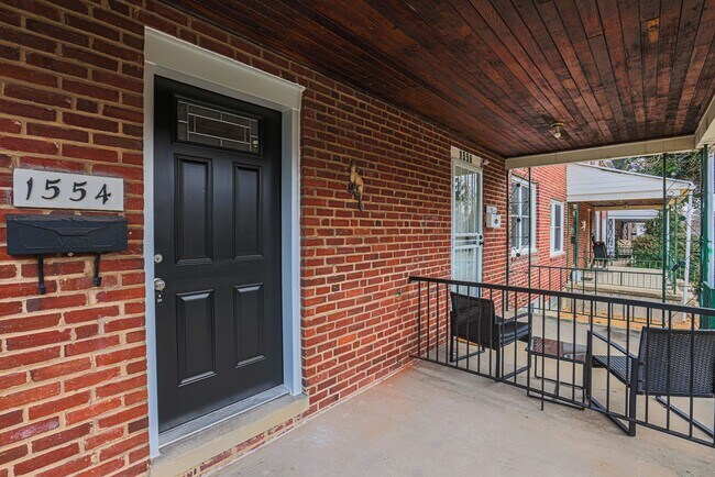 Building Photo - 3 BR 1-1/2 Baths MUST SEE- ACCEPTING HOSUING VOUCHERS!