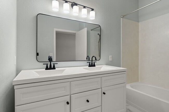 Building Photo - Upscale Condo | 3 Bed / 2 Bath | Garage | ...