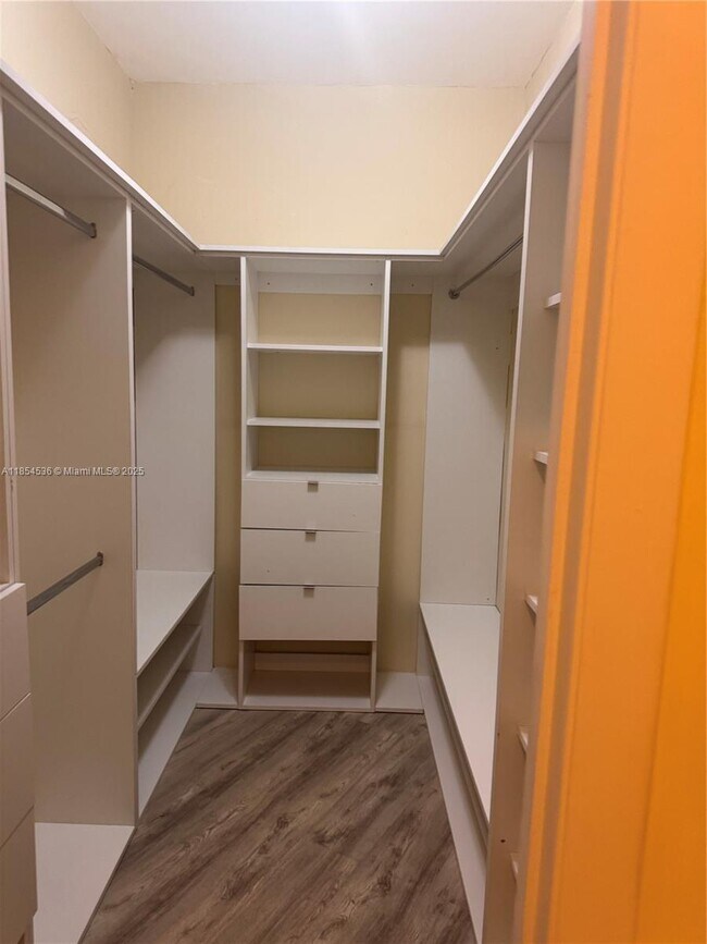 Building Photo - 1121 Crandon Blvd