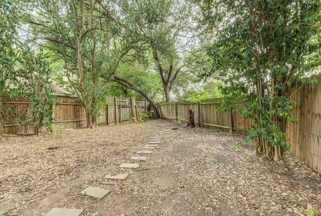 Building Photo - 300 Villa Oaks Cir