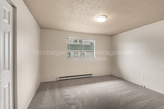 Building Photo - 911 E Bridgeport Ave