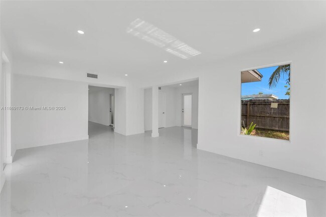 Building Photo - 1390 SW 50th Ave