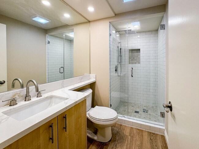 Building Photo - Luxurious Coastal Living: Fully Remodeled 3-Bed, 3.5-Bath with Ocean Views in Sea Point