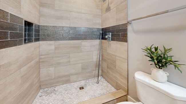 Building Photo - 5BR/5BA in Fort Sanders | Private Bathroom...