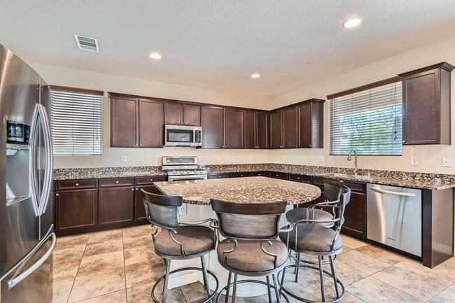 Building Photo - Dont Miss This Gorgeous 4 bed 3 bath plus Loft!