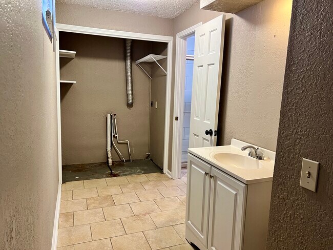 Laundry - 2342 S Crysler Ave