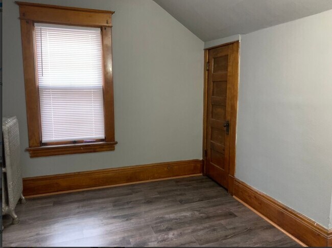 Building Photo - 3 bedroom 1 bath house in St. Paul!