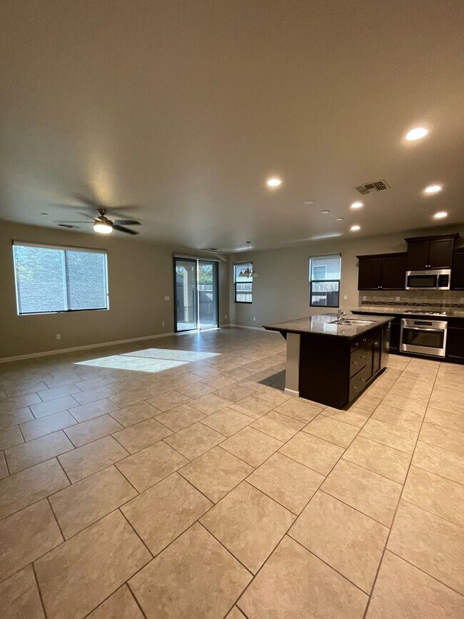 Building Photo - Lovely Clovis home, coming soon!