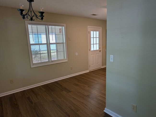 Building Photo - 866 Hollins Rd