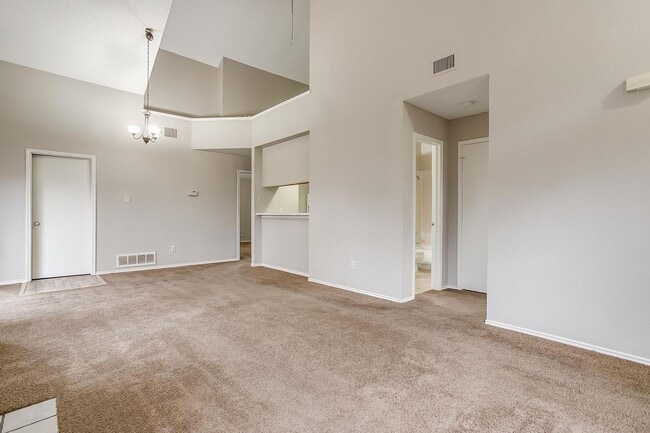 Building Photo - One Side of Very Nice Duplex S Arlington- ...
