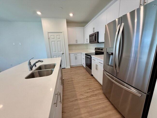 Building Photo - Luxury Townhome 3 level 2 car garage  modern kitchen must see charmer $3350
