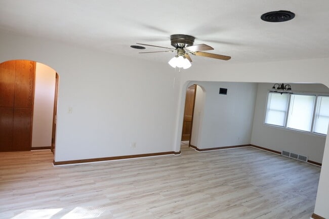 Building Photo - 214 S Shady Bend Rd