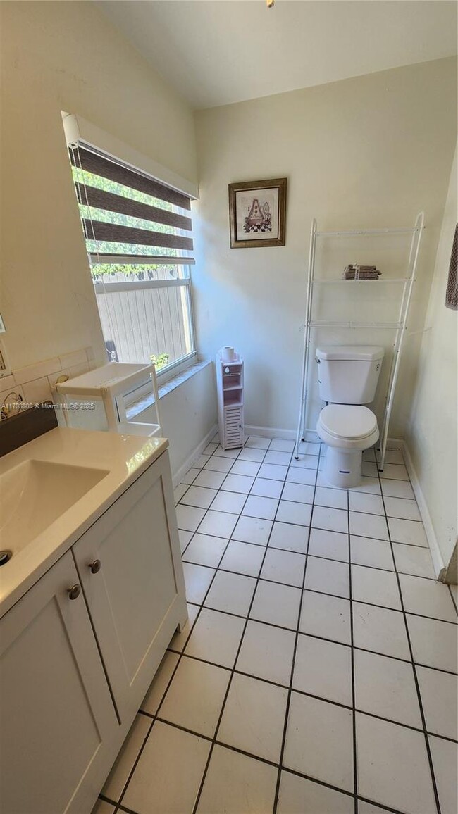 Building Photo - 9740 Colonial Dr