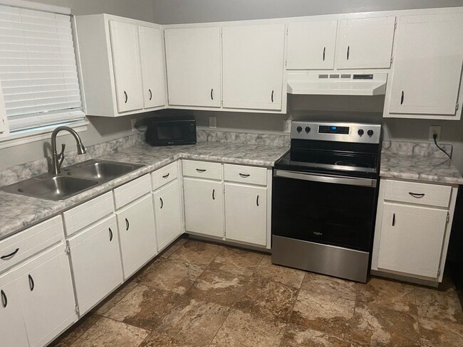 Building Photo - 11 Oak St