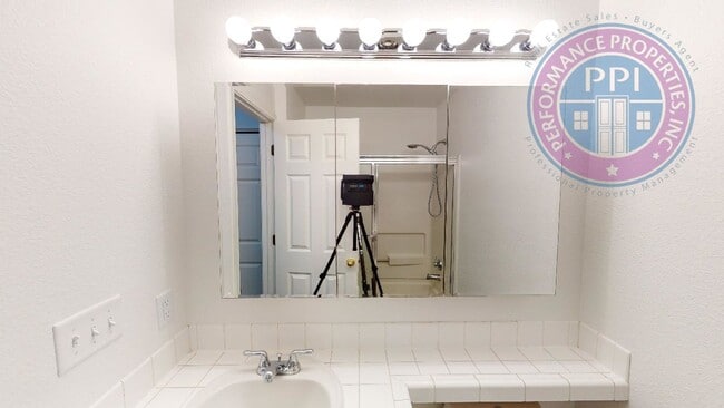 Building Photo - DEPOSIT FREE MOVE IN WITH OBLIGO! WATER,SE...