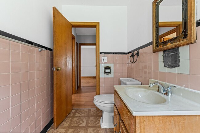 Building Photo - 3-Bedroom Cape Near Summit Lake ~ Oversize...