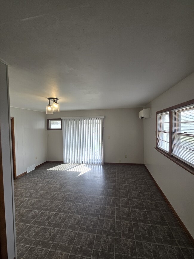 Building Photo - 526 N Martinson Ave